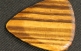 Palheta para instrumentos de corda feito com madeira do Gonçalo alves